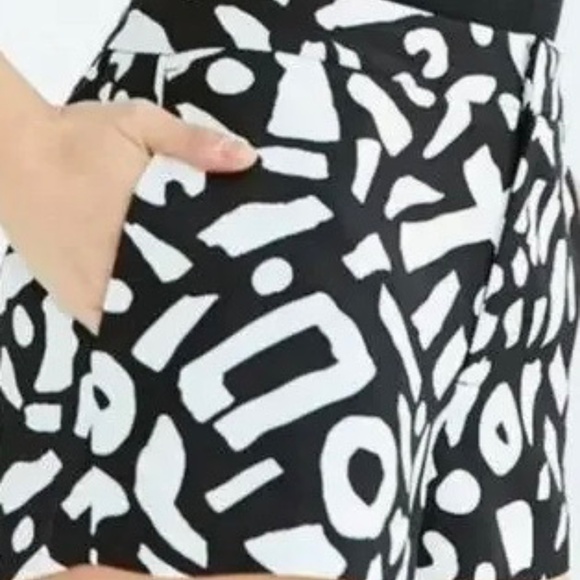 Alice & U.O Urban Outfitters Black & white Geometric Print Shorts. SZ 12 - Picture 2 of 5